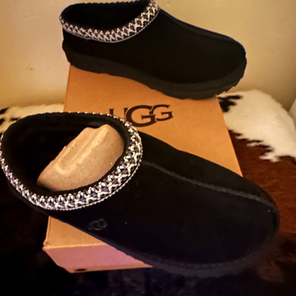 Girls Tasman II Black Suede Shearling Ugg Slide Shoe Brand New with Box Size 4